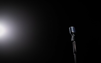 Microfoon in spotlight, zwarte achtergrond